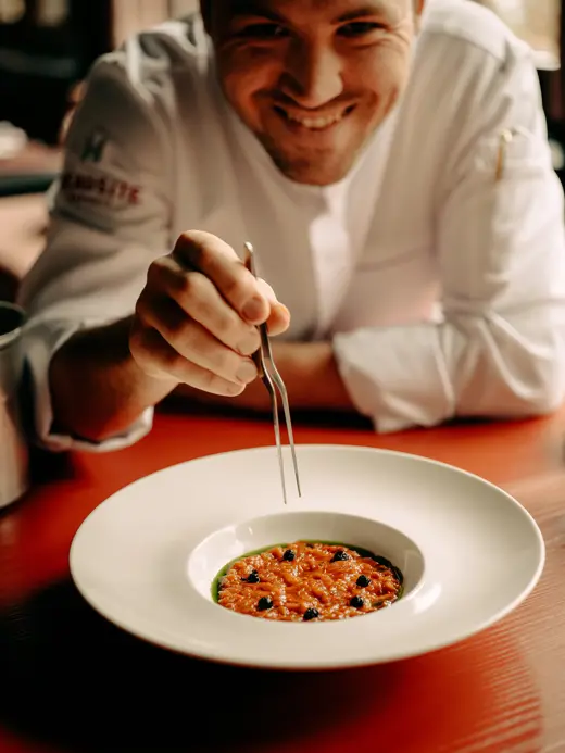 Beausite Zermatt The Grill Gebrannte Walliser Tomate Wolfgang Beim Fertigstellen