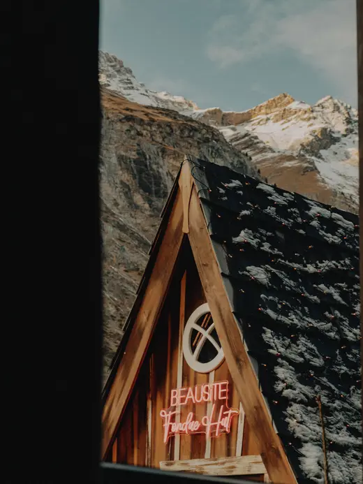 Beausite Zermatt Witch'eese Fondue Hut Lichtschriftzug